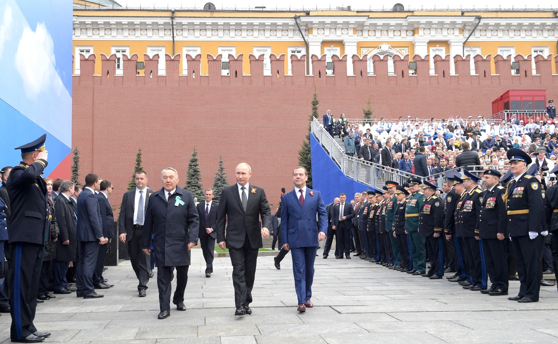 Кто принимал парад в москве. Назарбаев на параде Победы в Москве 2022. Парад Победы 2008 Медведев.