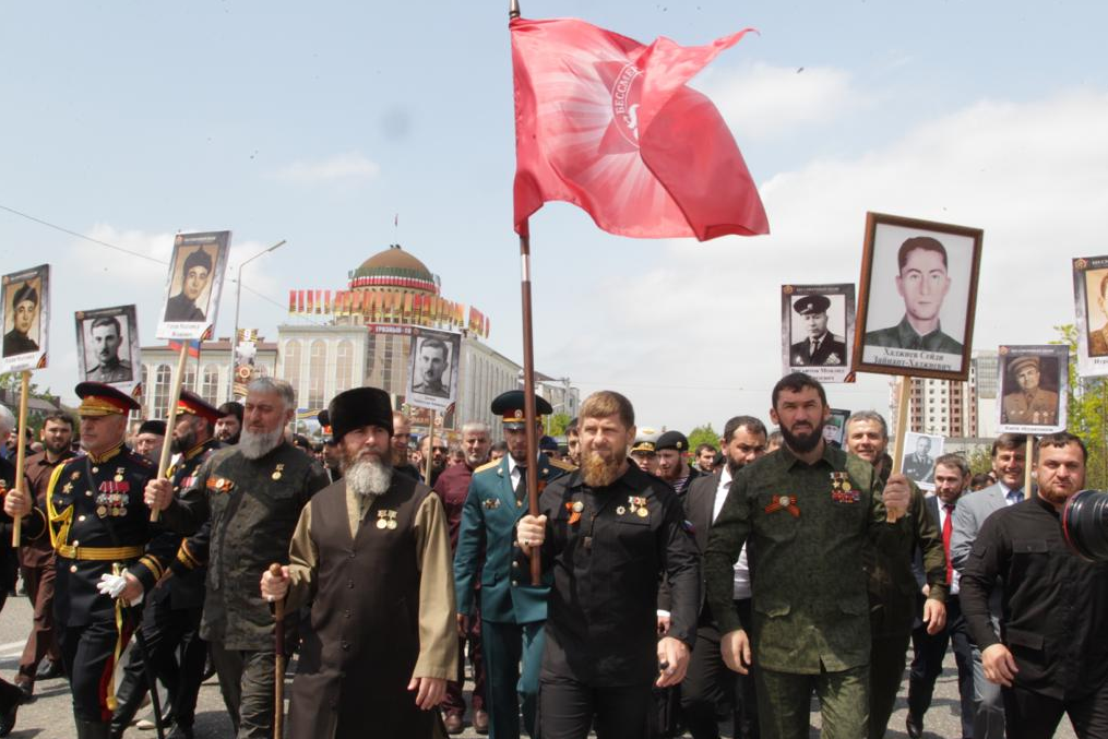 Бессмертный полк Грозный 2019. Бессмертный полк в Чечне. Бессмертный полк в Грозном 2022. Кадыров Бессмертный полк.