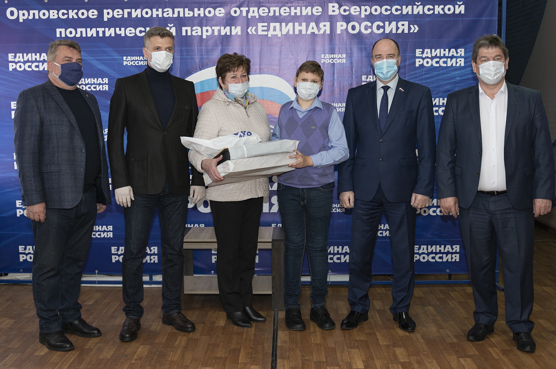  Волонтеры помогают людям по всей стране