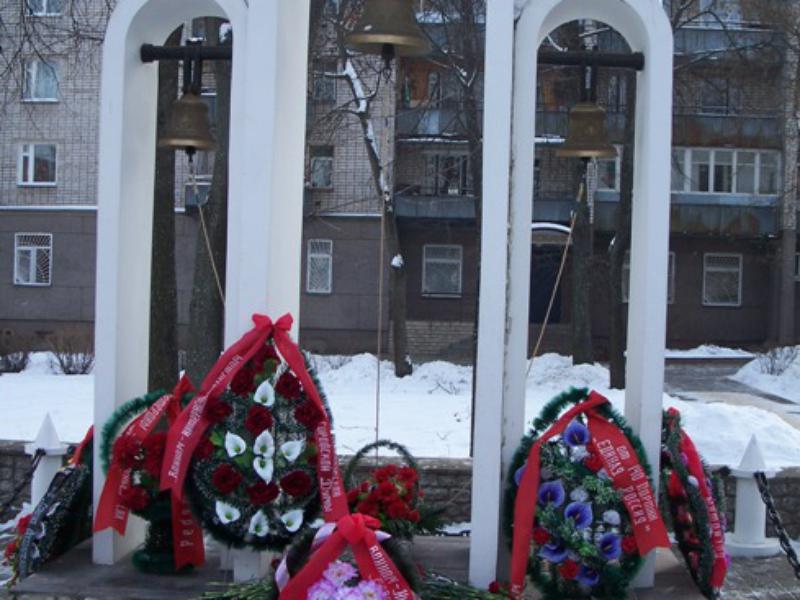 Митинг у памятного знака