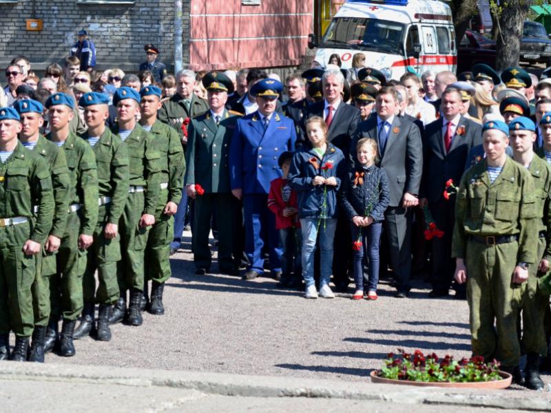 Возложение гирлянды к вечному огню 8 мая 2011