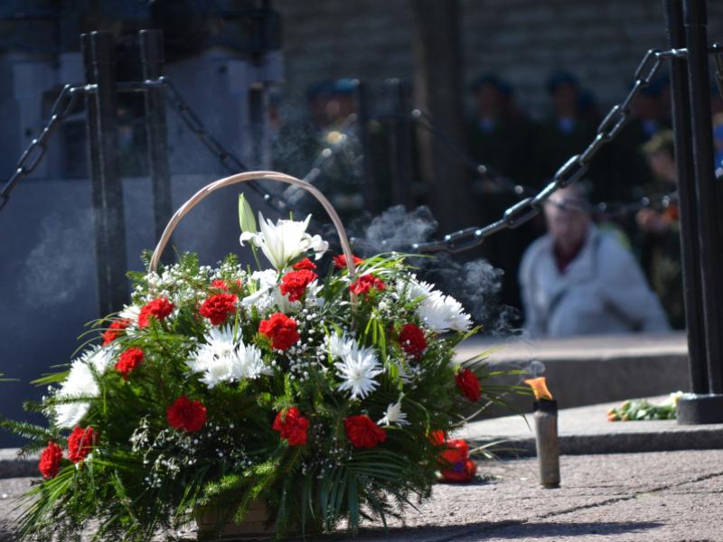 Возложение гирлянды к вечному огню 8 мая 2011