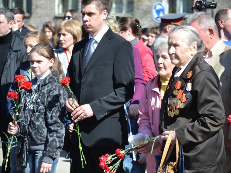 Возложение гирлянды к вечному огню 8 мая 2011