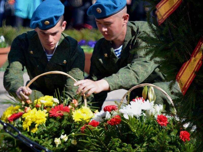 Возложение гирлянды к вечному огню 8 мая 2011