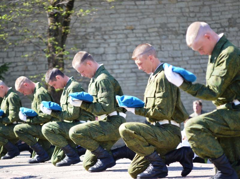 Возложение гирлянды к вечному огню 8 мая 2011