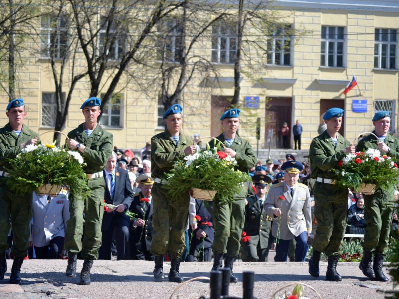 Возложение гирлянды к вечному огню 8 мая 2011