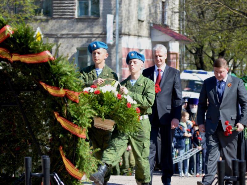Возложение гирлянды к вечному огню 8 мая 2011