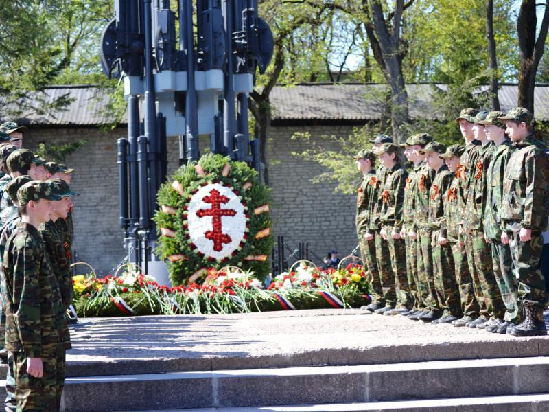Возложение гирлянды к вечному огню 8 мая 2011