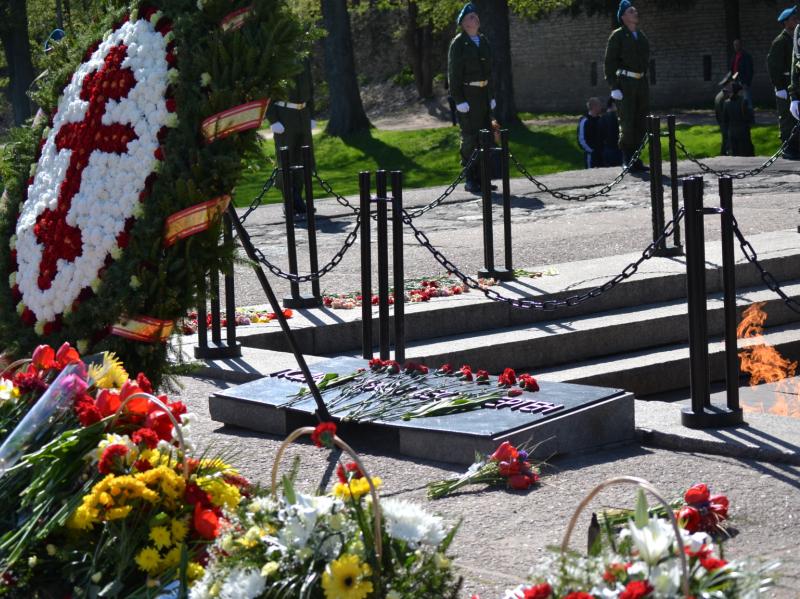 Возложение гирлянды к вечному огню 8 мая 2011