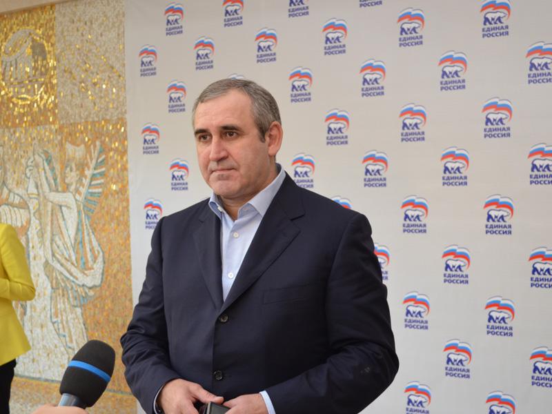 Секретарь Генерального совета Партии Сергей Неверов дает интервь после встречи лидера партии с активом Пензенского отделения «Единой России» 12 сентября 2012 года