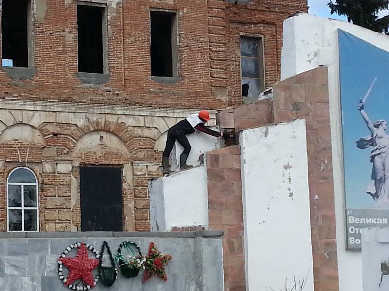 Артемовский: Ремонт памятника воинам Великой Отечественной войны