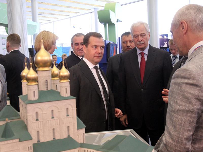 Председатель партии "Единая Россия" Дмитрий Медведев осмотрел выставку партийных проектов