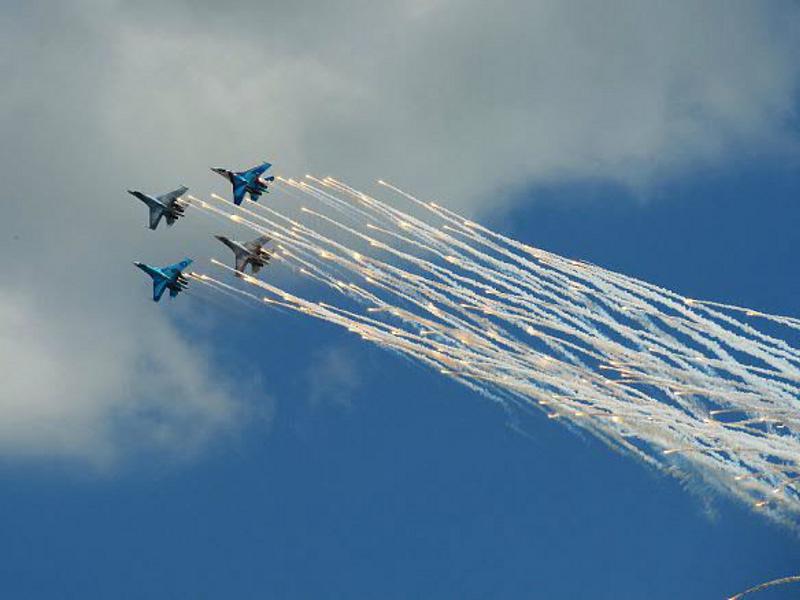 пилотажная группа Липецкого авиацентра «Соколы России» продемонстрировала фигуры высшего пилотажа