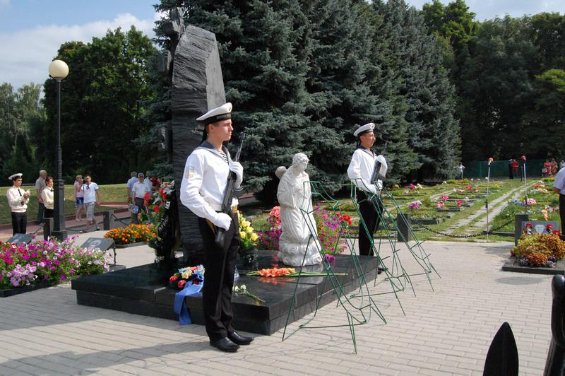 В 13-ю годовщину трагической гибели моряков атомного подводного ракетного крейсера «Курск» на Мемориале памяти павших в Курске прошел траурный митинг. 