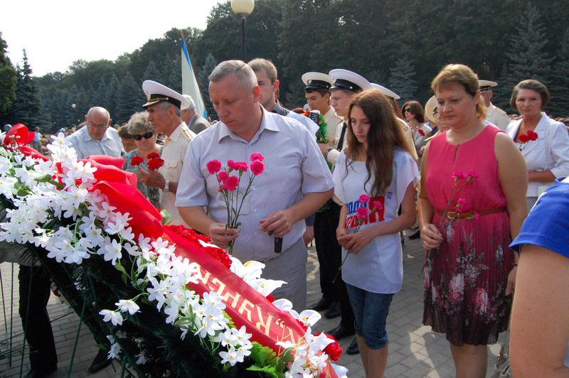 В 13-ю годовщину трагической гибели моряков атомного подводного ракетного крейсера «Курск» на Мемориале памяти павших в Курске прошел траурный митинг. 