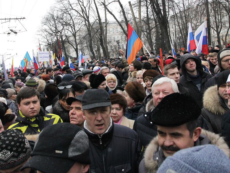 разгон митинга 23 февраля 1992 года в москве. люди на митинге. россияне вышли. манежная площадь москва. марш мира против аннексии крыма.