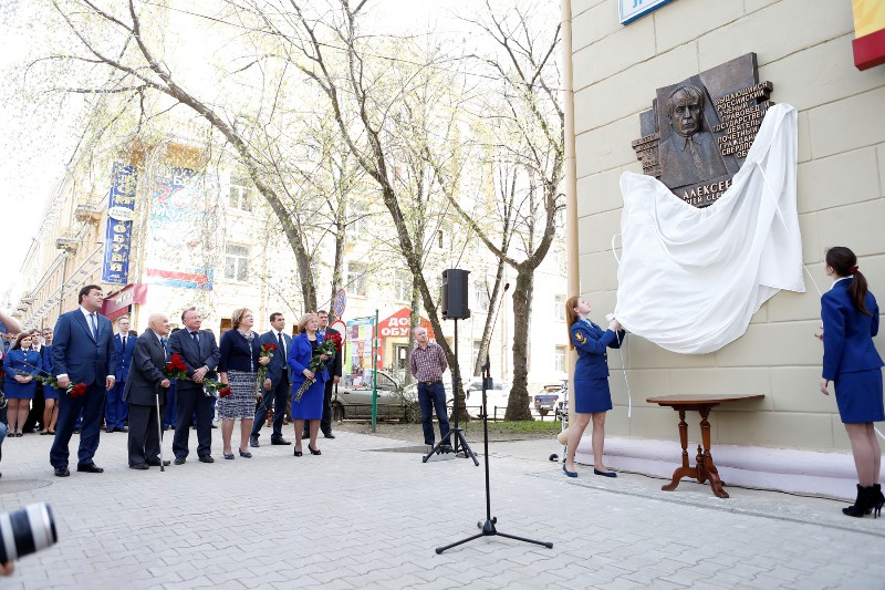 Открытие мемориальной доски выдающемуся юристу Сергею Алексееву 