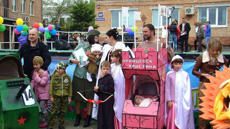 Парад колясок прошел по Вольно - Надеждинскому