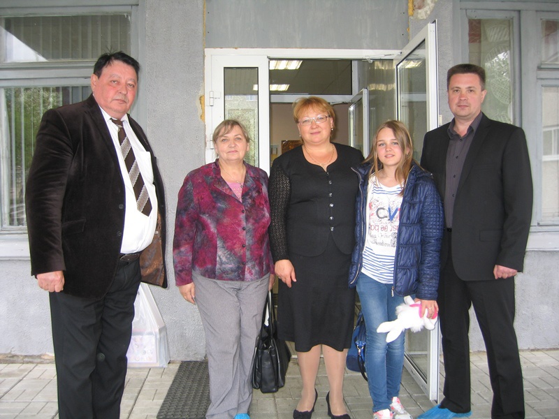 Верх-Исетские партийцы порадовали детей из детского дома