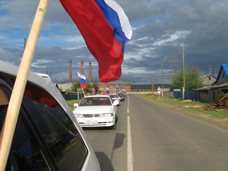 Местные отделения отметили День российского флага