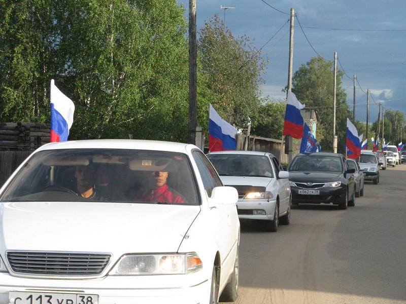 Местные отделения отметили День российского флага