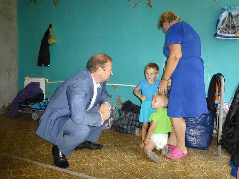 Визит Виктора Шептия в пункт временного размещения беженцев в Сухом Логу