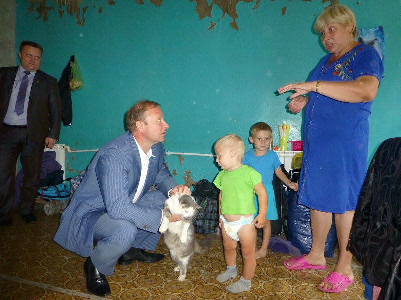 Визит Виктора Шептия в пункт временного размещения беженцев в Сухом Логу