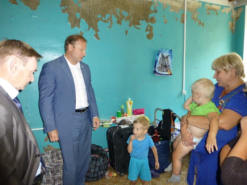 Визит Виктора Шептия в пункт временного размещения беженцев в Сухом Логу