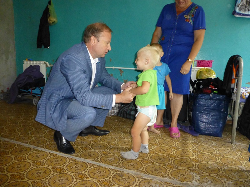 Визит Виктора Шептия в пункт временного размещения беженцев в Сухом Логу