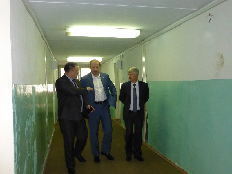 Визит Виктора Шептия в пункт временного размещения беженцев в Сухом Логу
