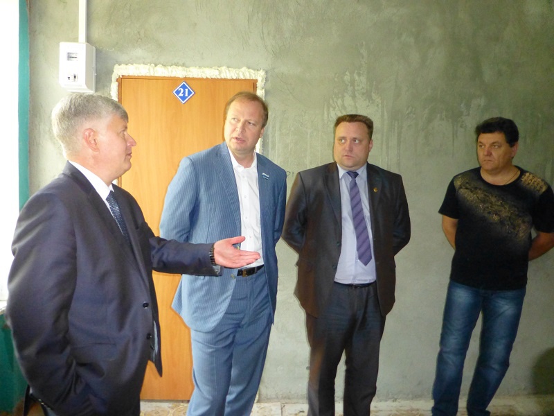 Визит Виктора Шептия в пункт временного размещения беженцев в Сухом Логу