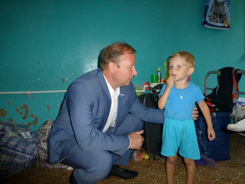 Визит Виктора Шептия в пункт временного размещения беженцев в Сухом Логу