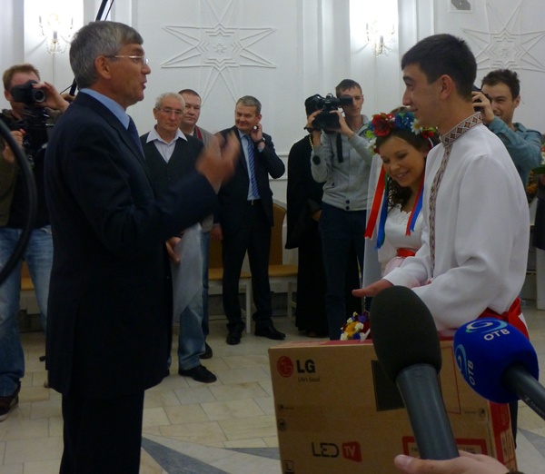 Александр Петров поздравил украинских беженцев с днем свадьбы