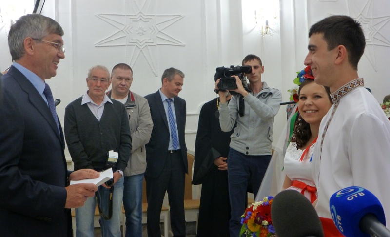 Александр Петров поздравил украинских беженцев с днем свадьбы