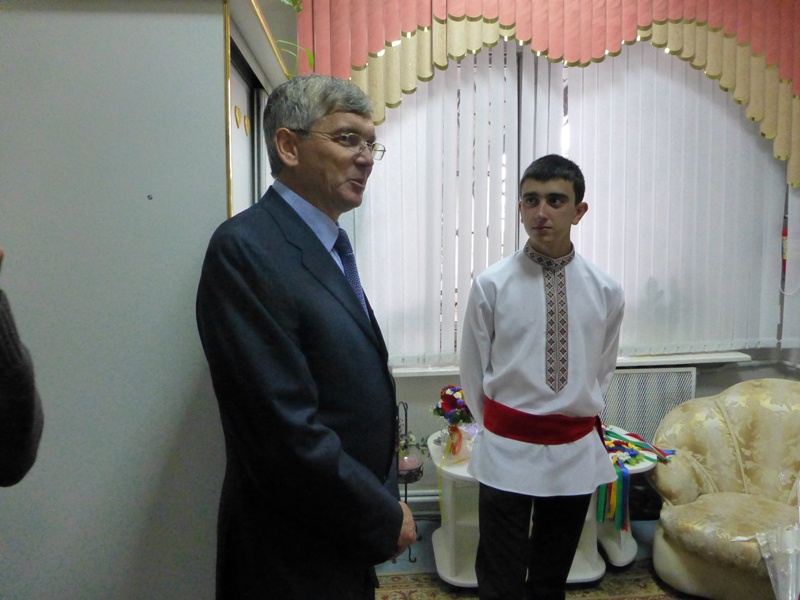 Александр Петров поздравил украинских беженцев с днем свадьбы