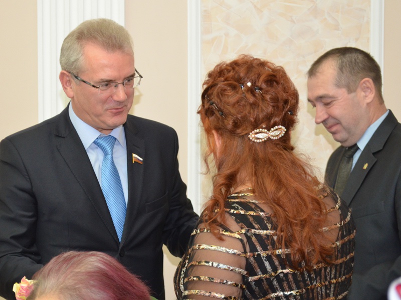 Пензенские единороссы поздравили матерей