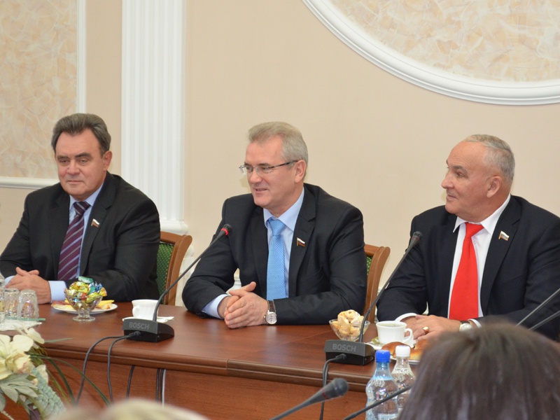 Пензенские единороссы поздравили матерей