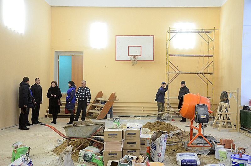 Инициативная группа "Народного контроля" проверяет ход ремонта спортзала Ибресинской средней школы №2