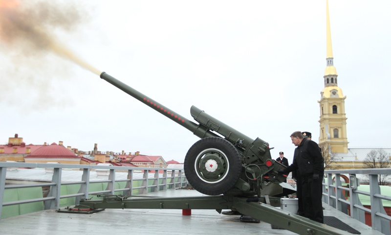 Откуда раздается пушечный выстрел. Пушка Нарышкина бастиона Петропавловской крепости. Полуденный выстрел. Производство выстрела с пушки. Пушки в честь женщин.