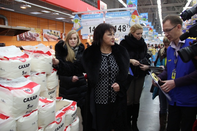 «Единая Россия» в Чебоксарах проводит мониторинг цен на товары первой необходимости в рамках партийного проекта «Народный контроль» (18.12.2014)