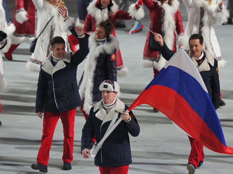 Несет флаг