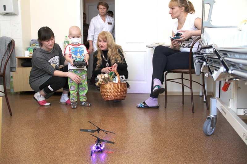  Вертолеты, домики для кукол и игрушечные ежики – маленькие пациенты онкодиспансера получили свои мечты  
