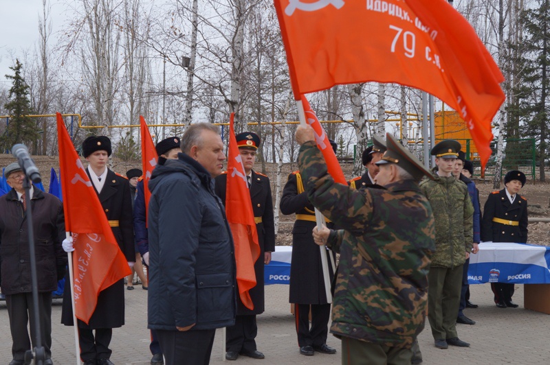 передача знамени. передачи знамени победы. передачи знамени победы. знамя победы оформление. флаг знамя победы.