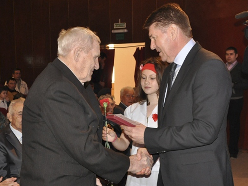 Андрей Шевченко вручил юбилейные медали оренбургским ветеранам