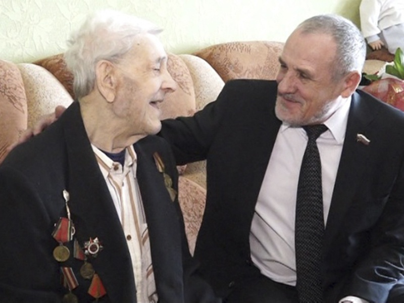 Иван Дикман поздравляет солдат Победы