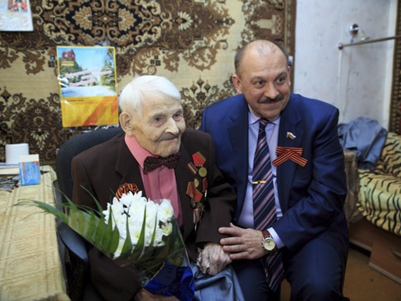 Владимир Киданов вручил медали ветеранам
