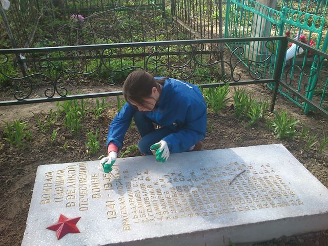 Субботник по благоустройству братской могилы №7 на городском кладбище Канаша
