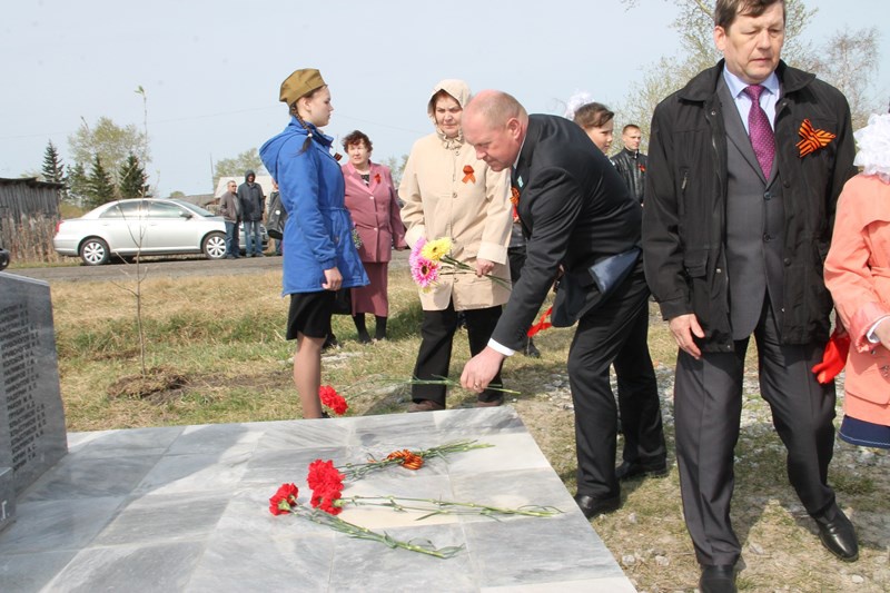 Погода поселок пышма свердловская область. Памятники РП Пышма. Памятники в пгт Пышма. Посёлок Пышминский памятник ВОВ. Посёлок Пышма исторические события.