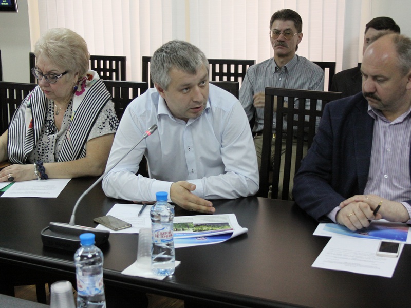 Круглый стол на тему: «Контроль качества оформления и ухода за городскими газонами в летний период» (9.06.2015) 
