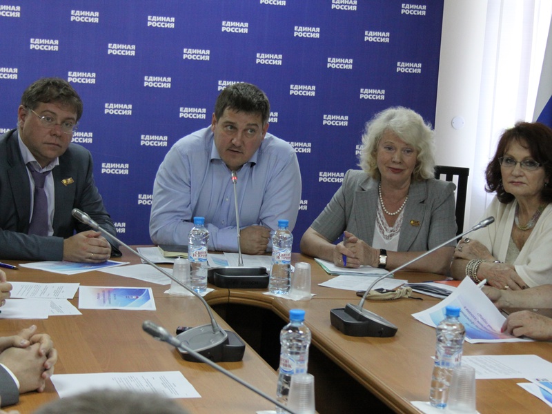 Круглый стол на тему: «Контроль качества оформления и ухода за городскими газонами в летний период» (9.06.2015) 